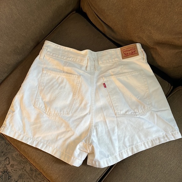 Levi’s High Waisted Mom Short in Clean Sweep | NWT | size 33 - Picture 3 of 4
